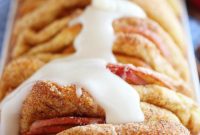 Cinnamon Apple Pull Apart Bread with Creamy Vanilla Glaze
