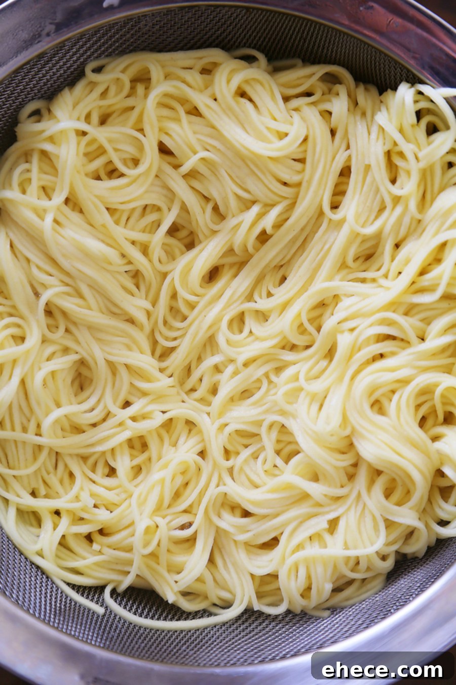 Slow-Simmered Bolognese Perfection 5 Slow Cooker Spaghetti Bolognese - A rich, classic Italian pasta sauce easily made in your slow cooker! Freeze for later, or dig in with a bowl of warm spaghetti! thecomfortofcooking.com