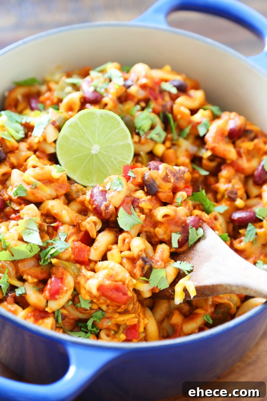 Hearty One-Pot Vegetarian Chili Mac and Cheese 6 One-Pot Cheesy Vegetarian Chili Mac 'n Cheese - Super cheesy, comforting and easy to make for meatless weeknights with family! Full of fresh veggies, beans, tomatoes and tender pasta! Thecomfortofcooking.com