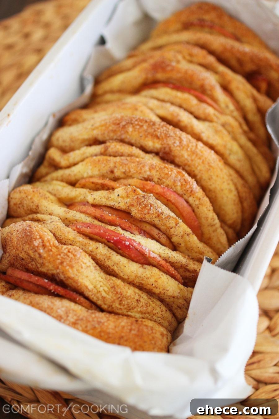 Apple Pie Pull Apart Bread with Vanilla Glaze – Soft layers of cinnamon-sugar biscuit dough and fresh apple slices combine in this amazing pull apart bread!