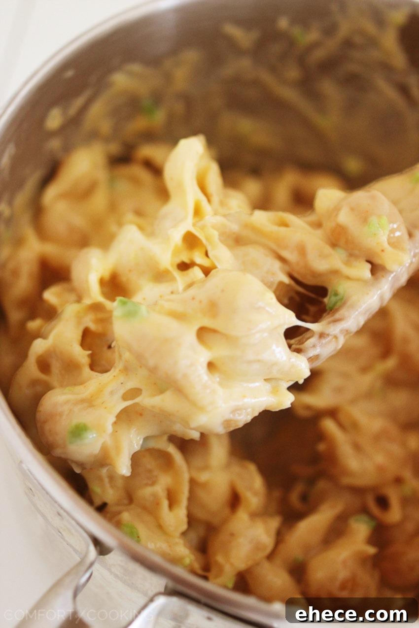 Creamy Stovetop Jalapeño-Bacon Mac ‘n Cheese – Creamy, smooth and delicious stovetop mac 'n cheese with jalapenos and bacon! Super easy, cheesy and made without ANY butter or oil. | thecomfortofcooking.com